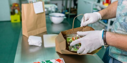 unrecognizable-cook-packing-a-takeaway-order.jpg unrecognizable-cook-packing-a-takeaway-order.jpg